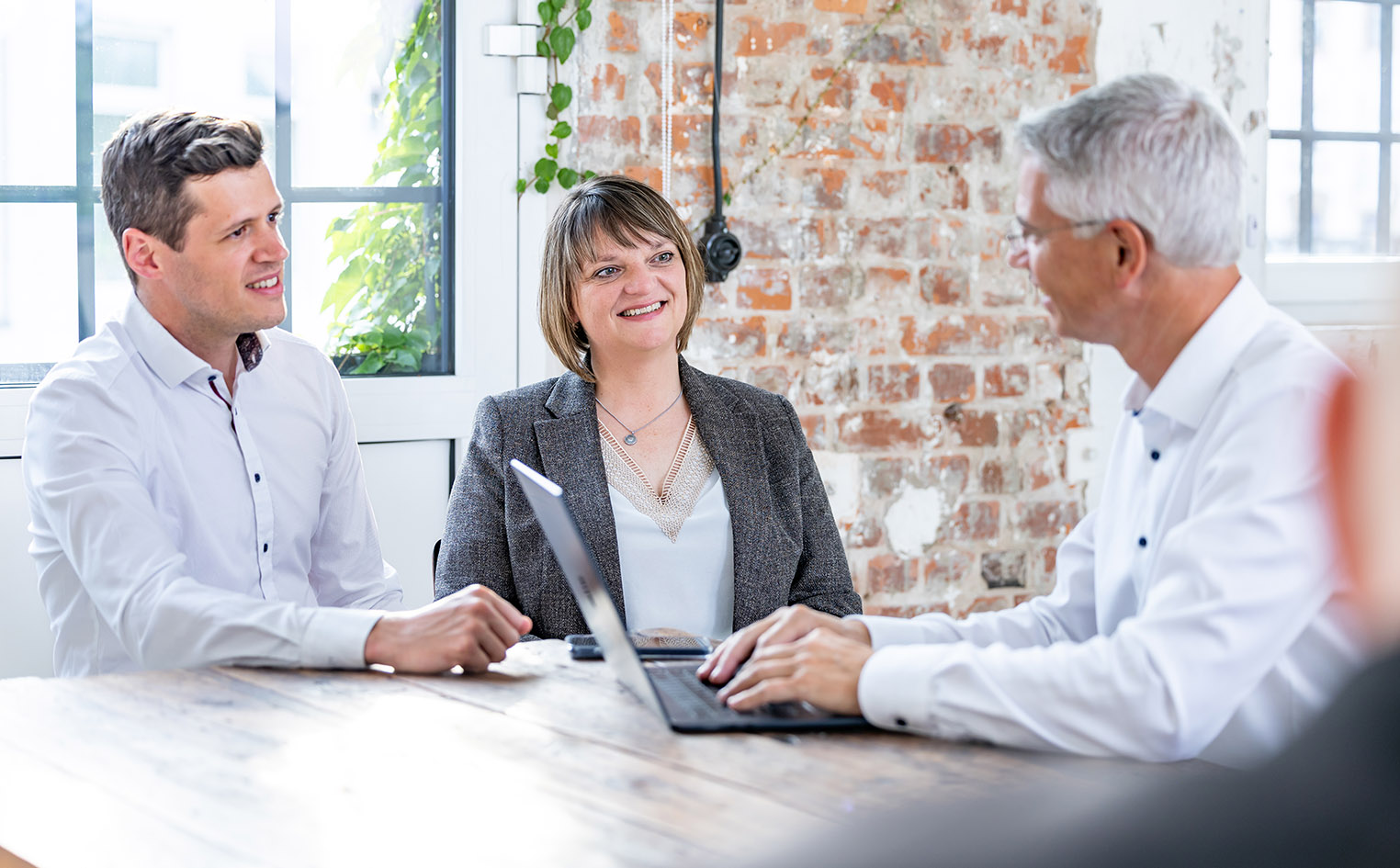 3 personen im gespräch personaldiagnostik und personalentscheidungen